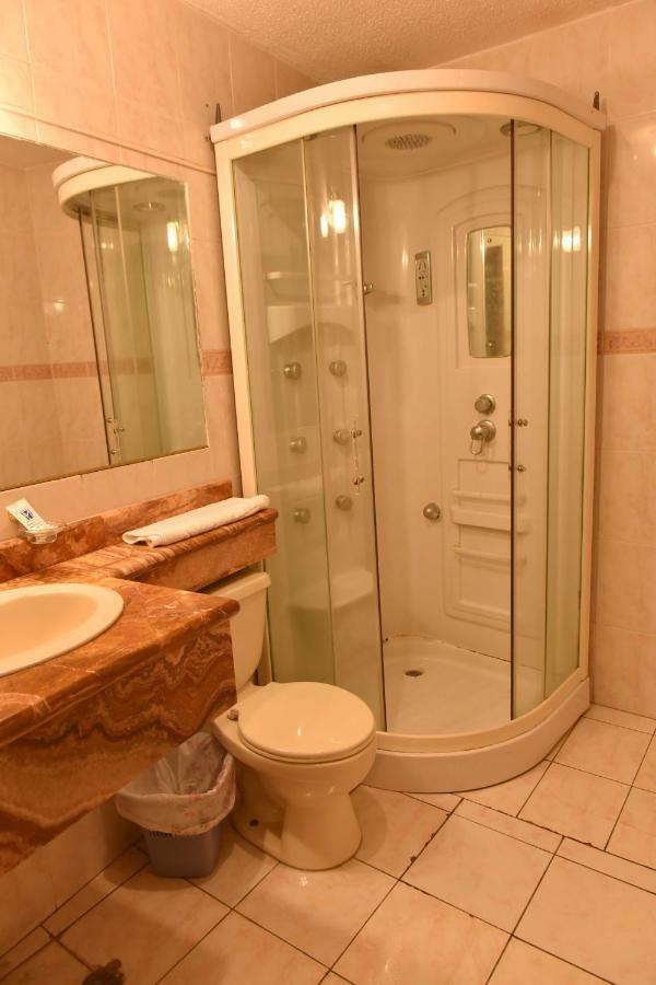 Hotel Makroz Латакунґа Екстер'єр фото