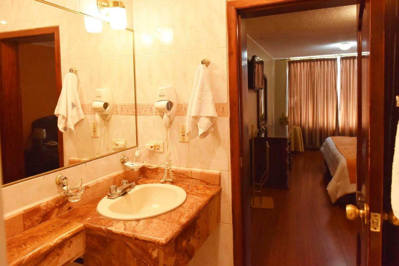 Hotel Makroz Латакунґа Екстер'єр фото