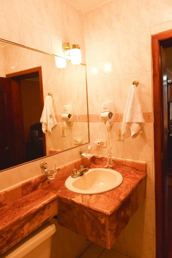 Hotel Makroz Латакунґа Екстер'єр фото