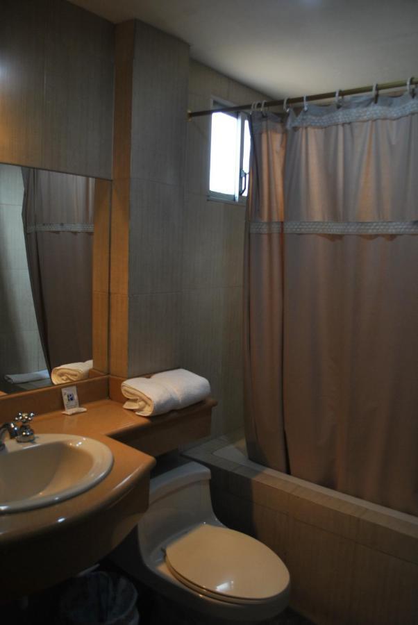 Hotel Makroz Латакунґа Екстер'єр фото
